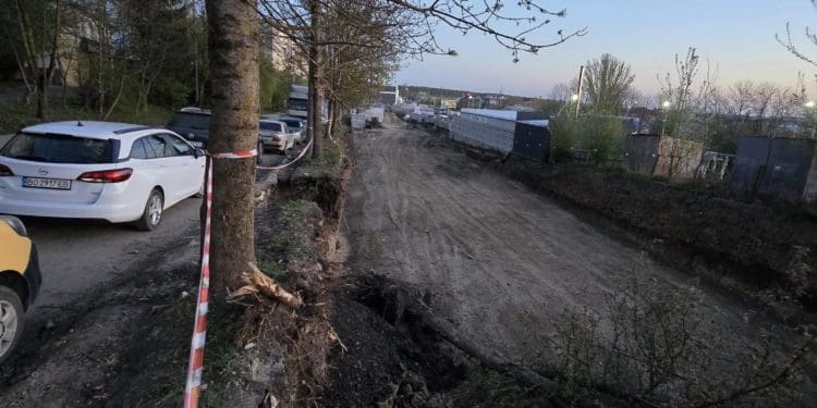 П’ятиметровий котлован у Тернополі загрожує обвалом електроопор – мешканці б’ють на сполох