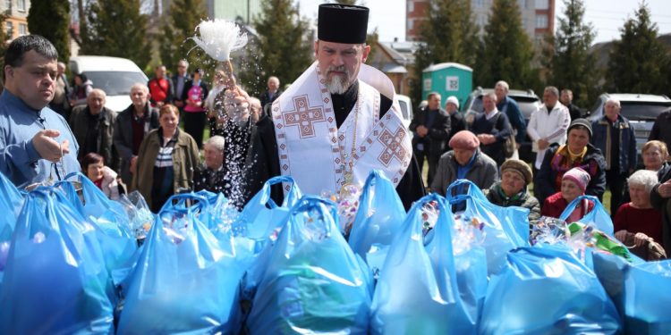 У Тернополі “Карітас” освятив великодні кошики для потребуючих і відкрив Центр життєстійкості