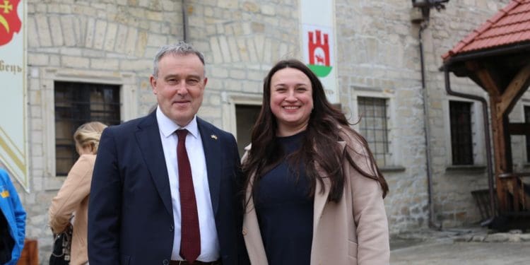 У Збаразькому замку передали чергову партію автівок для ЗСУ від бельгійських друзів