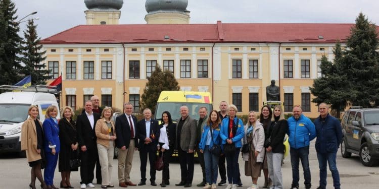У Збаразькому замку передали чергову партію автівок для ЗСУ від бельгійських друзів