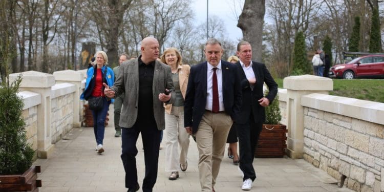 У Збаразькому замку передали чергову партію автівок для ЗСУ від бельгійських друзів