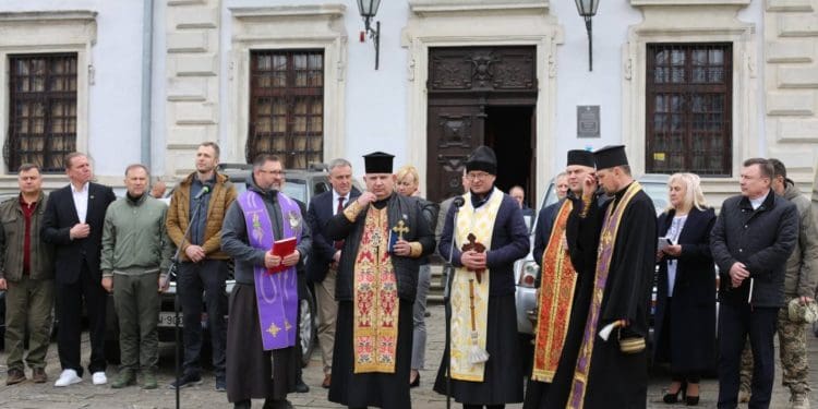 У Збаразькому замку передали чергову партію автівок для ЗСУ від бельгійських друзів
