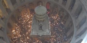 У Єрусалимі в храмі Гробу Господнього зійшов Благодатний вогонь