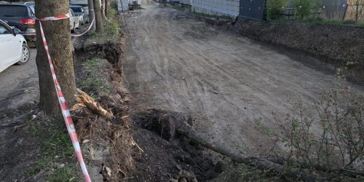 П’ятиметровий котлован у Тернополі загрожує обвалом електроопор – мешканці б’ють на сполох