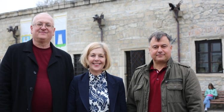 У Збаразькому замку передали чергову партію автівок для ЗСУ від бельгійських друзів