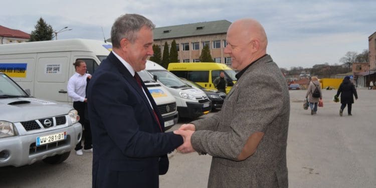 У Збаразькому замку передали чергову партію автівок для ЗСУ від бельгійських друзів