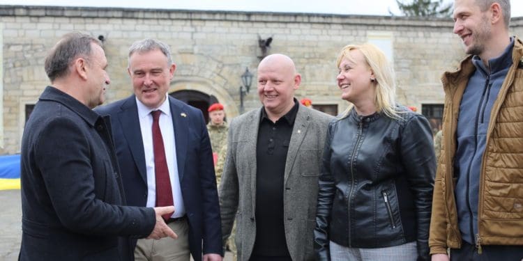 У Збаразькому замку передали чергову партію автівок для ЗСУ від бельгійських друзів