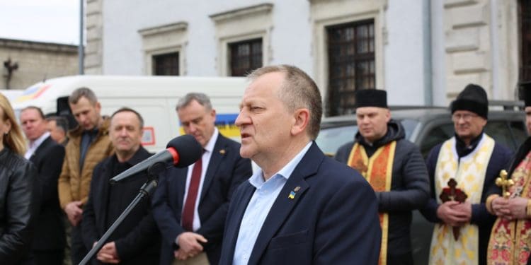 У Збаразькому замку передали чергову партію автівок для ЗСУ від бельгійських друзів