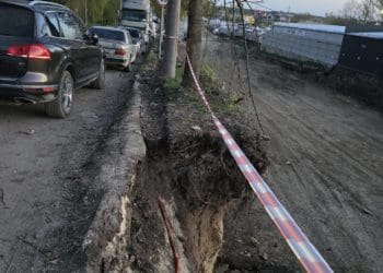 П’ятиметровий котлован у Тернополі загрожує обвалом електроопор – мешканці б’ють на сполох