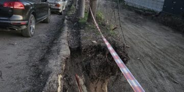 П’ятиметровий котлован у Тернополі загрожує обвалом електроопор – мешканці б’ють на сполох