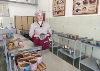 Понад півсотні великодніх пасок для захисників спекли у Вишнівецькому ліцеї на Тернопільщині