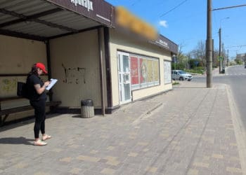 Демонтують незаконний торговий кіоск біля Дендропарку у Тернополі