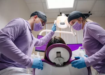 Ціна керамічних коронок: від чого залежить вартість і чи варто вкладати в естетику