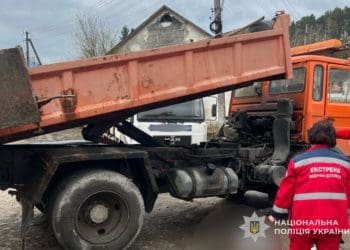 Трагедія на Кременеччині: під час розвантаження авто загинув 58-річний чоловік