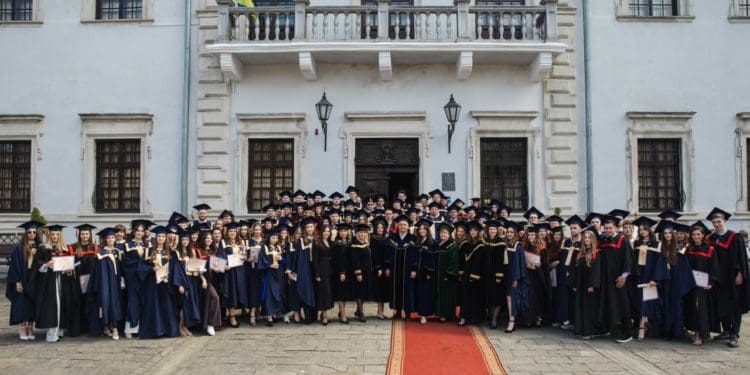 У Збаразькому замку вручили дипломи випускникам юридичного факультету ЗУНУ