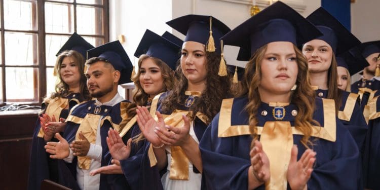 У Збаразькому замку вручили дипломи випускникам юридичного факультету ЗУНУ