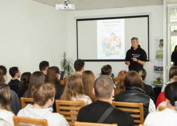 «Борюся за Україну словом!»: у ЗУНУ відбулася зустріч із письменником і воїном Віталієм Запекою