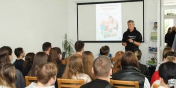 «Борюся за Україну словом!»: у ЗУНУ відбулася зустріч із письменником і воїном Віталієм Запекою