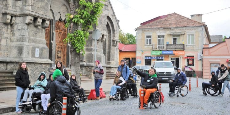 У Чорткові організували першу безбар’єрну екскурсію для гостей на кріслах колісних