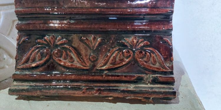 У Бережанському замку відкрили виставку сторічного кахлю