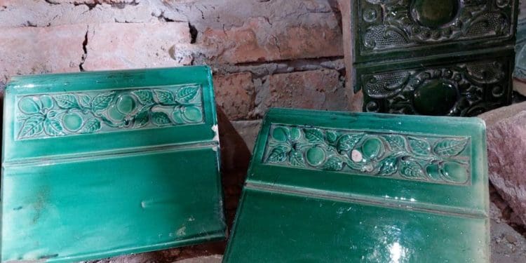 У Бережанському замку відкрили виставку сторічного кахлю