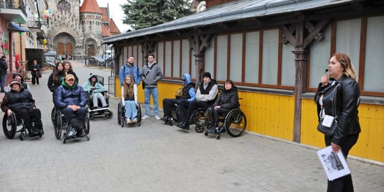 У Чорткові організували першу безбар’єрну екскурсію для гостей на кріслах колісних