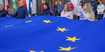 Символ єдності: у Тернополі підняли прапор Європейського Союзу