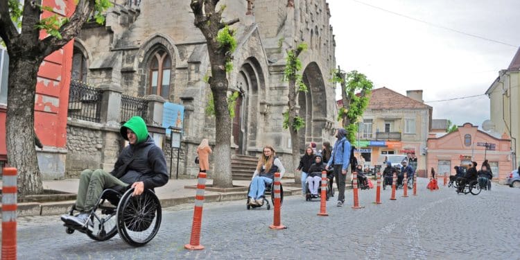 У Чорткові організували першу безбар’єрну екскурсію для гостей на кріслах колісних