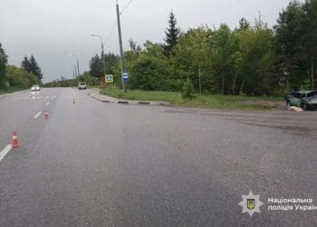 Смертельна ДТП на Кременеччині: водій збив пішохода та врізався у припарковане авто