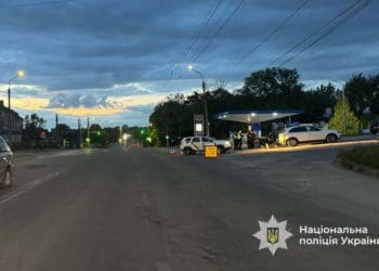 У Тернополі неповнолітній мотоцикліст та його 14-річна пасажирка потрапили до лікарні після ДТП
