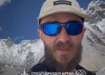Тернополянин Іван Тарн підняв прапор підрозділу «Артан» біля базового табору Евересту