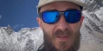 Тернополянин Іван Тарн підняв прапор підрозділу «Артан» біля базового табору Евересту