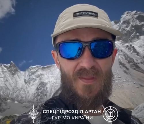 Тернополянин Іван Тарн підняв прапор підрозділу «Артан» біля базового табору Евересту