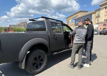 Волонтери «Української команди» та багатократний паралімпіський чемпіон Максим Кріпак передали захисникам позашляховик