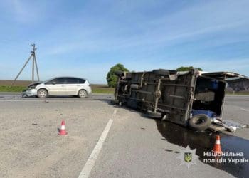 На Тернопільщині біля села Ліски перекинувся бус із 18 пасажирами: є постраждалі