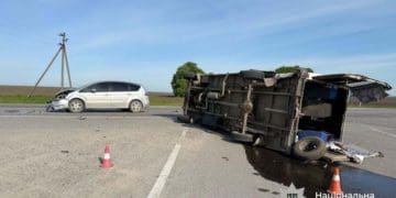 На Тернопільщині біля села Ліски перекинувся бус із 18 пасажирами: є постраждалі