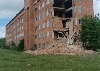 У Монастириськах обвалилася недобудована поліклініка: коментарів від влади поки немає