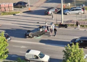 В Тернополі біля “Глобусу” автівка перевернулася на дах (Фото)