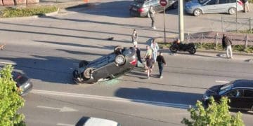 В Тернополі біля “Глобусу” автівка перевернулася на дах (Фото)