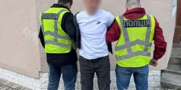 Поліцейські Тернопільщини затримали чоловіка, який заробляв на військовозобов’язаних