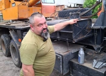 Військовослужбовець Микола показує автомобіль з краном. Суспільне Тернопіль