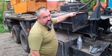 Військовослужбовець Микола показує автомобіль з краном. Суспільне Тернопіль