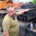 Військовослужбовець Микола показує автомобіль з краном. Суспільне Тернопіль