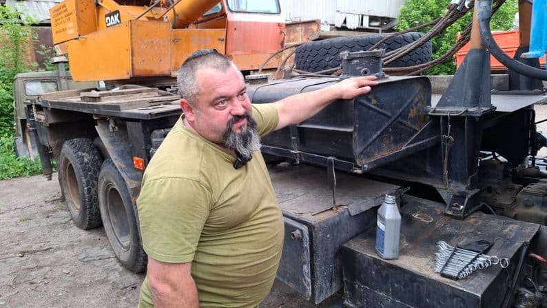 Військовослужбовець Микола показує автомобіль з краном. Суспільне Тернопіль