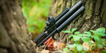 схожий на пістолет