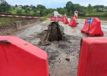У селі Чернихівці на Тернопільщині через перевантажену вантажівку пошкоджено міст на дорозі Р-43
