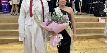 Вчителька з Тернополя вийшла на останній дзвоник у сукні за ескізом свого учня