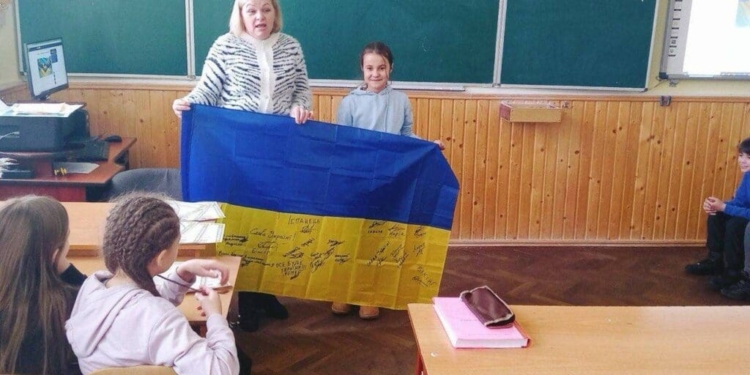 У Бережанах школярка збирає кошти для армії, продаючи квіти й сумочки