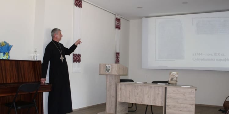 У краєзнавчому музеї презентували книгу-дослідження отця Віталія Козака про давню історію парафії Тернополя