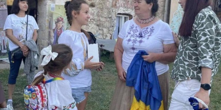 У Бережанах школярка збирає кошти для армії, продаючи квіти й сумочки